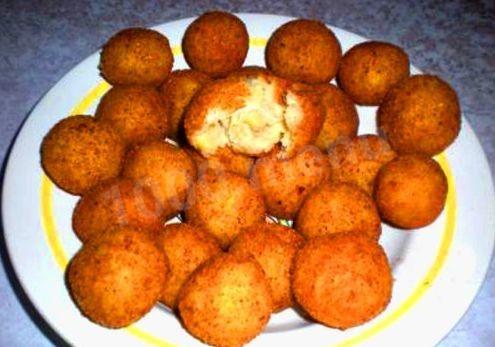 Обложка рецепта Картофельные шарики с копченым сыром и сметаной