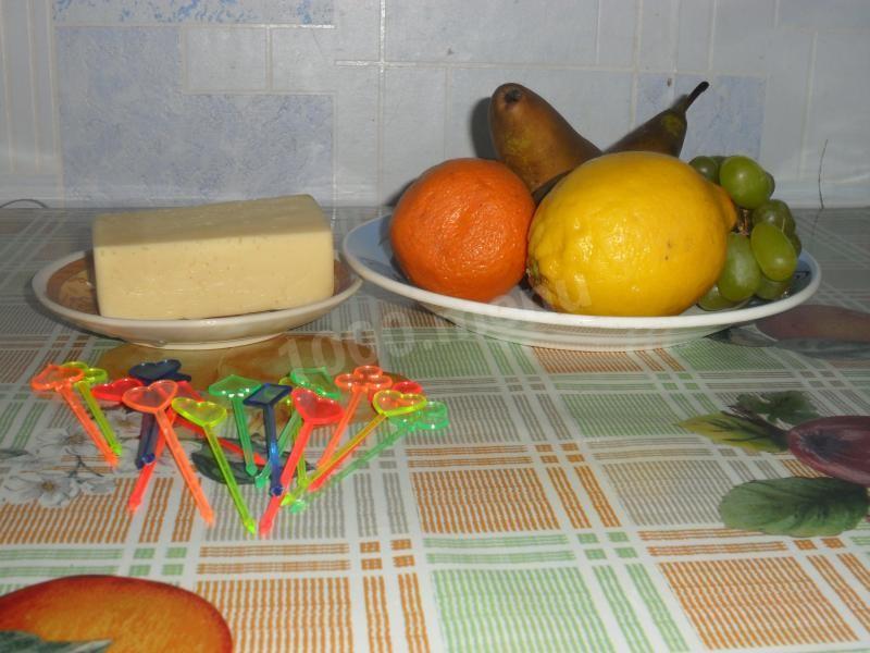 Шаг 1 приготовления Канапе с сыром и мандаринами