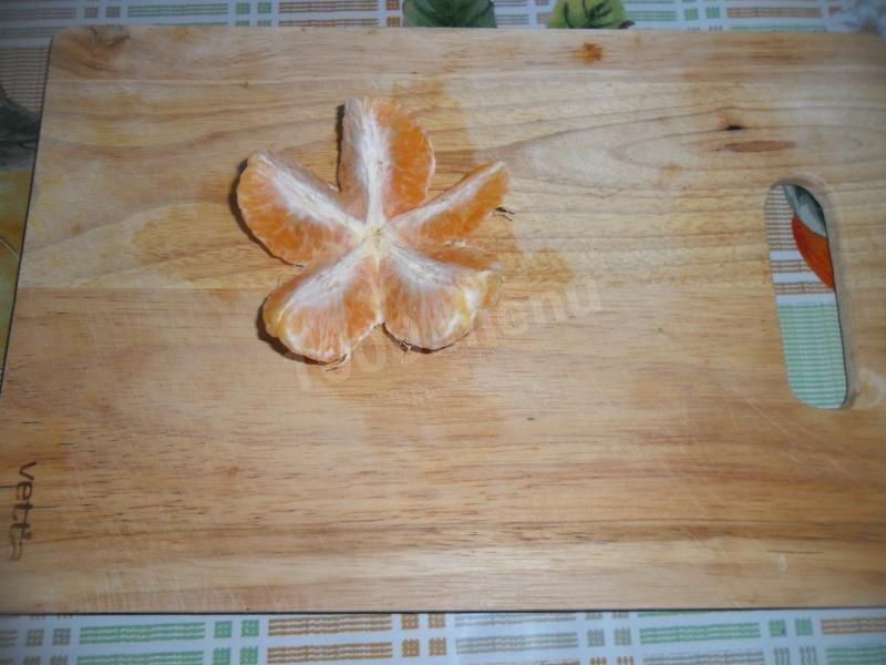 Шаг 3 приготовления Канапе с сыром и мандаринами
