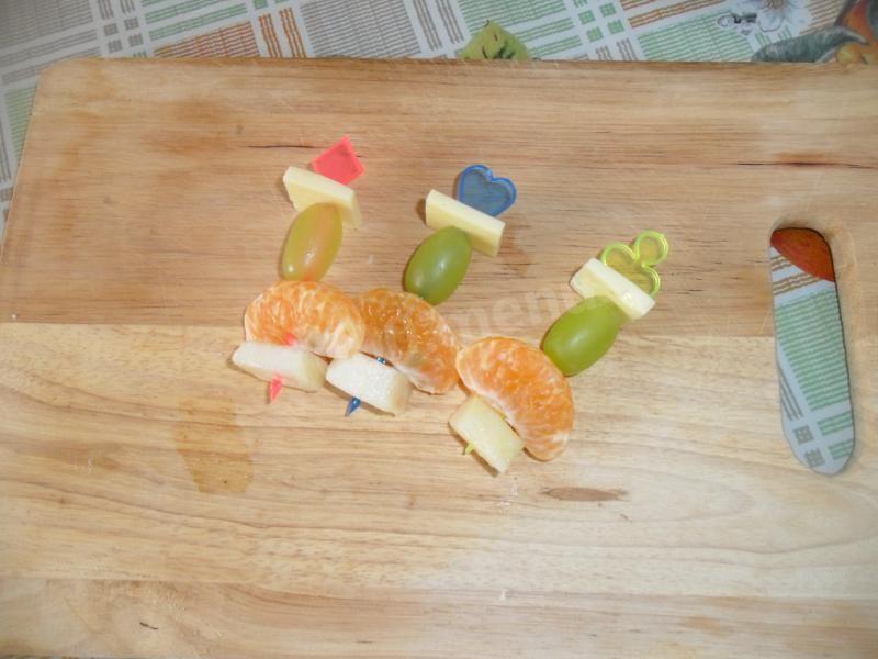 Шаг 7 приготовления Канапе с сыром и мандаринами