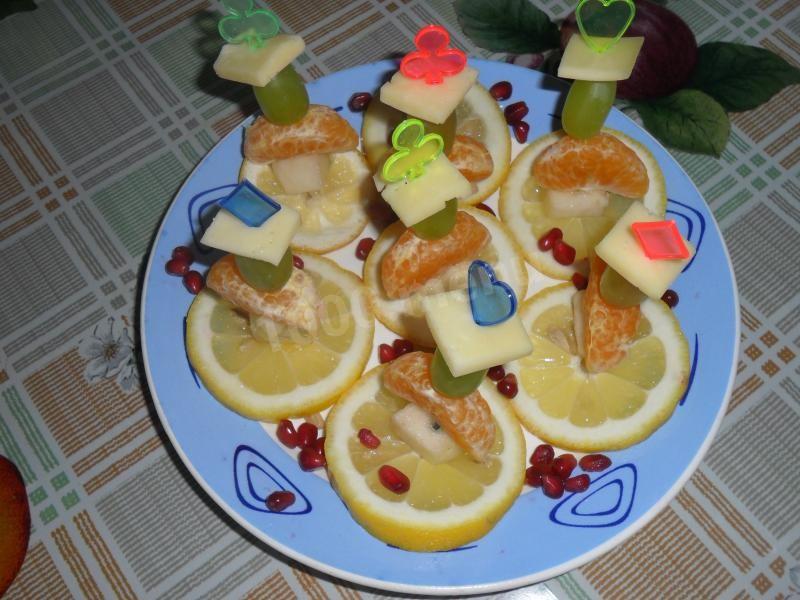 Шаг 8 приготовления Канапе с сыром и мандаринами