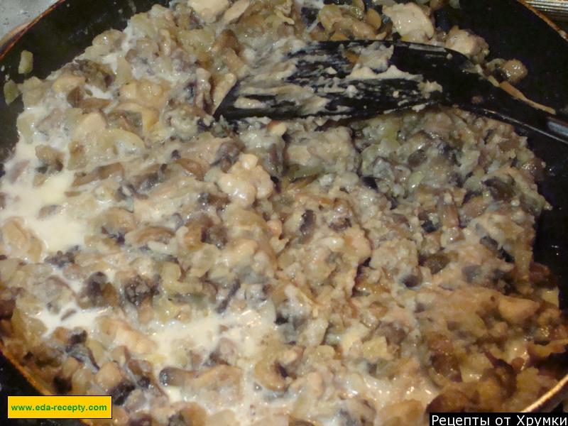 Шаг 5 приготовления Жульен с курицей в багете
