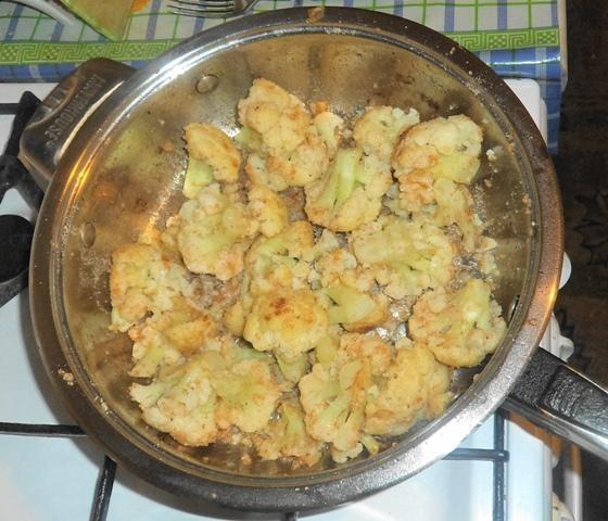 Шаг 4 приготовления Жареная цветная капуста с яйцом на гарнир