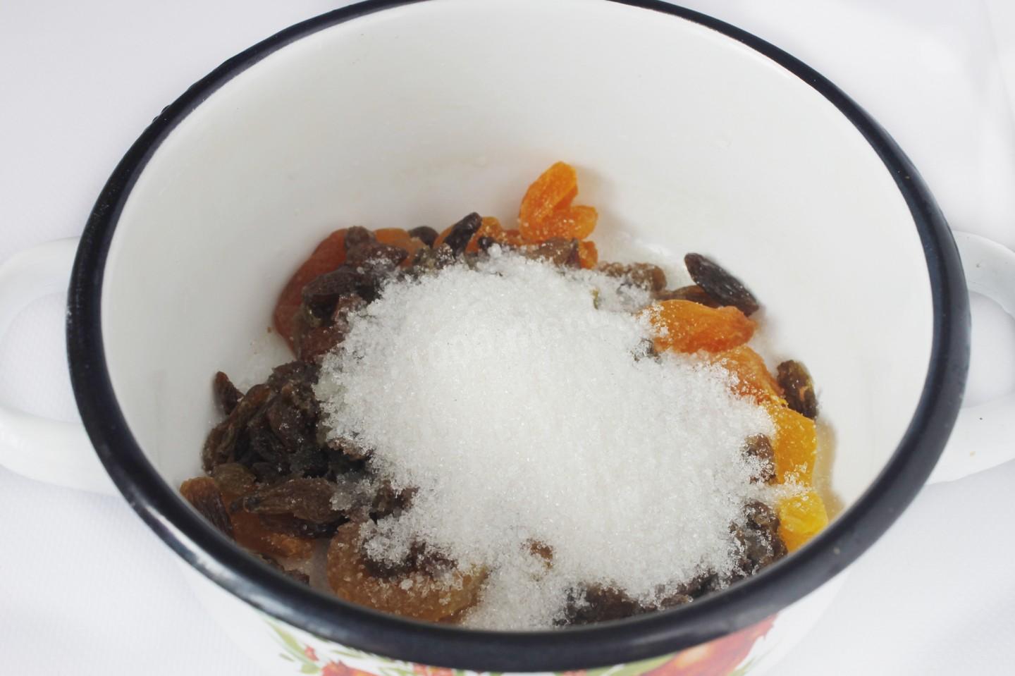 Шаг 2 приготовления Компот из кураги и изюма