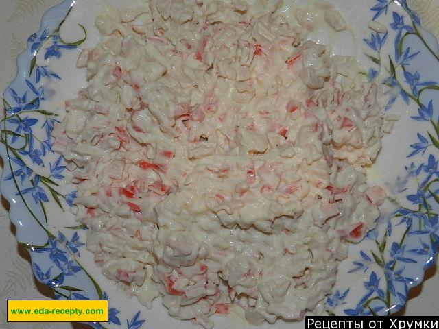 Шаг 2 приготовления Рулет с крабовыми палочками из лаваша