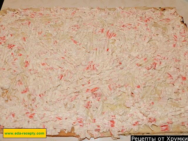 Шаг 7 приготовления Рулет с крабовыми палочками из лаваша