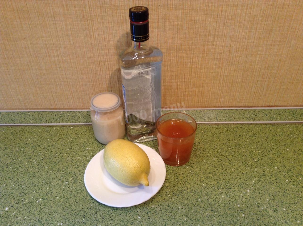Шаг 1 приготовления Хреновуха с лимоном и мёдом