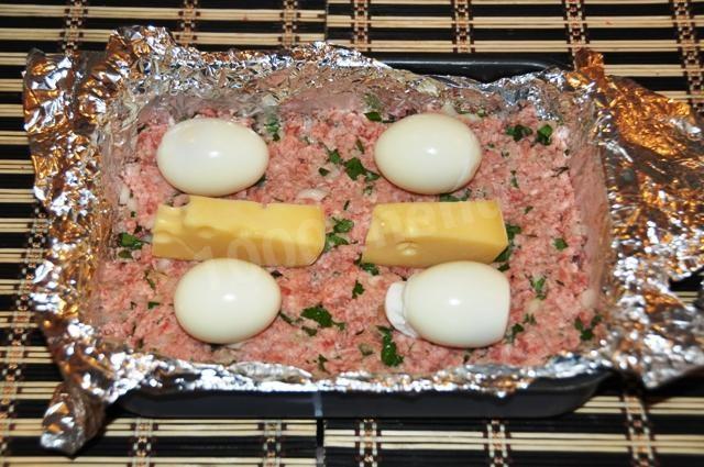 Шаг 11 приготовления Мясной рулет с яйцом и сыром