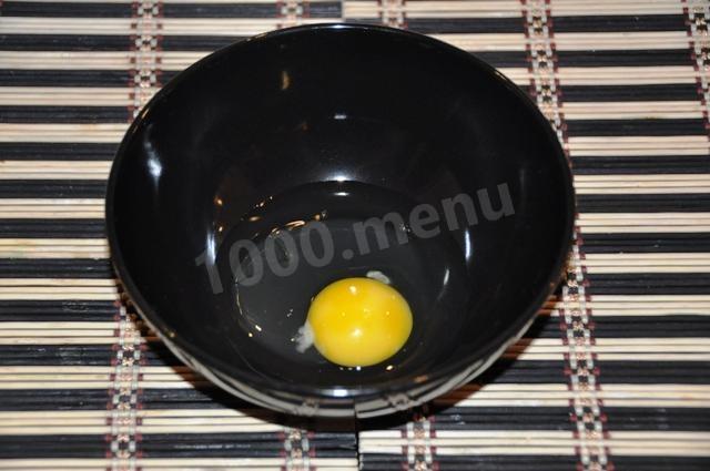 Шаг 2 приготовления Мясной рулет с яйцом и сыром