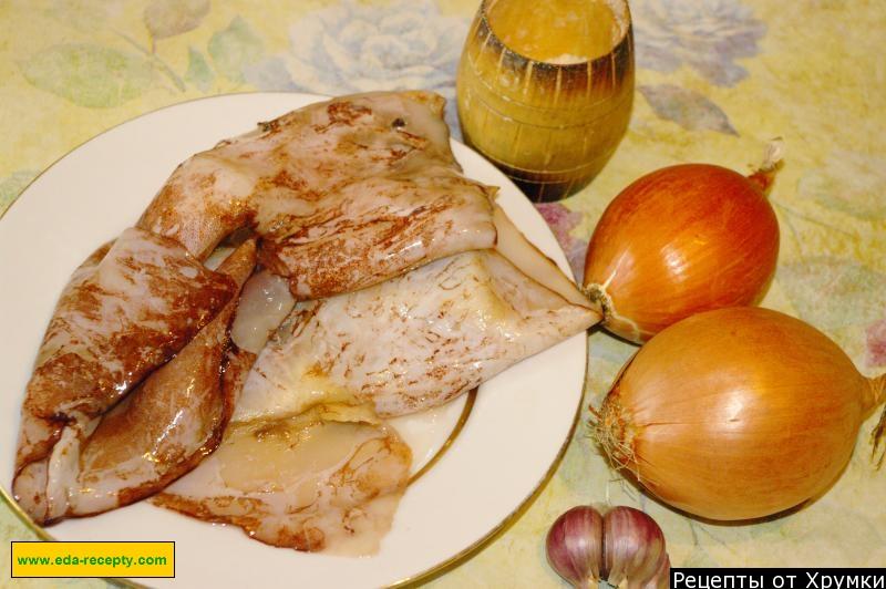 Шаг 1 приготовления Кальмары с луком и чесноком