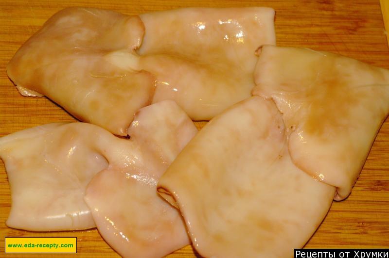Шаг 2 приготовления Кальмары с луком и чесноком