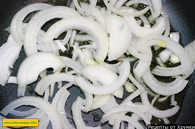 Шаг 6 приготовления Кальмары с луком и чесноком
