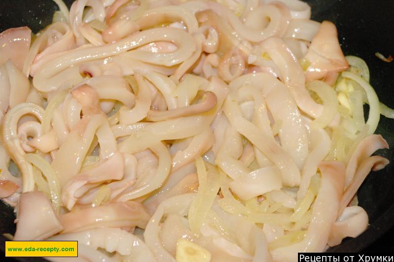 Шаг 8 приготовления Кальмары с луком и чесноком