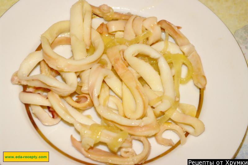 Шаг 9 приготовления Кальмары с луком и чесноком