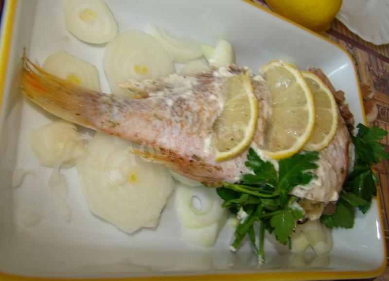 Шаг 6 приготовления Морской окунь в духовке с чесноком и петрушкой