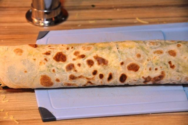Шаг 11 приготовления Рулет из лаваша с шампиньонами зеленью сыром