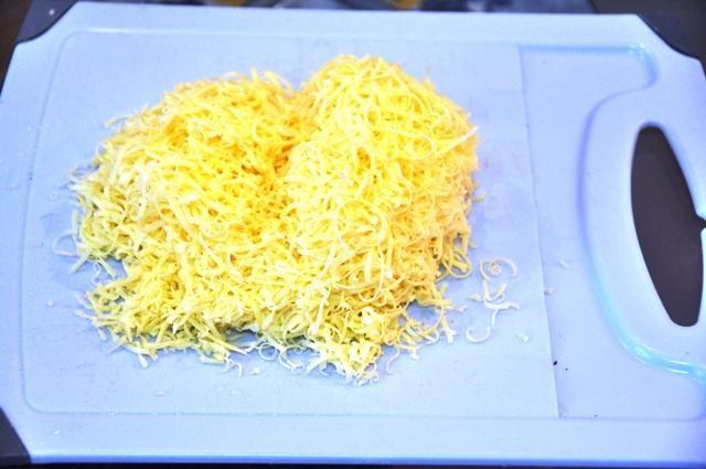 Шаг 5 приготовления Рулет из лаваша с шампиньонами зеленью сыром