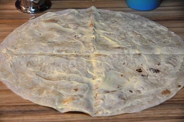 Шаг 6 приготовления Рулет из лаваша с шампиньонами зеленью сыром