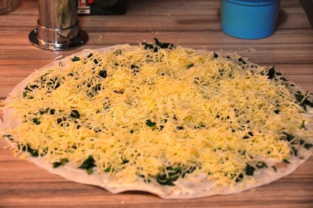 Шаг 8 приготовления Рулет из лаваша с шампиньонами зеленью сыром