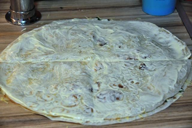 Шаг 9 приготовления Рулет из лаваша с шампиньонами зеленью сыром