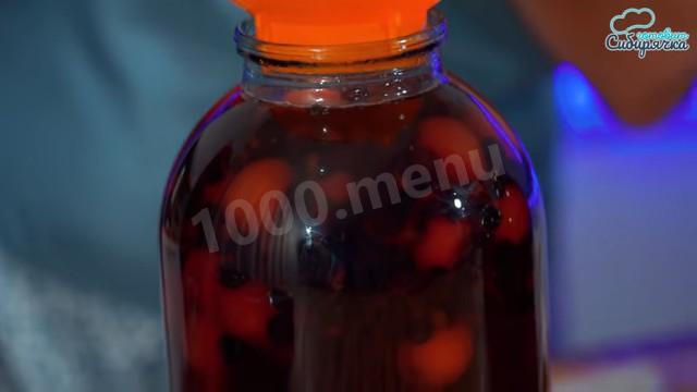 Шаг 10 приготовления Компот из ранеток с черноплодкой без стерилизации