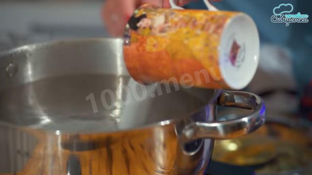 Шаг 4 приготовления Компот из ранеток с черноплодкой без стерилизации