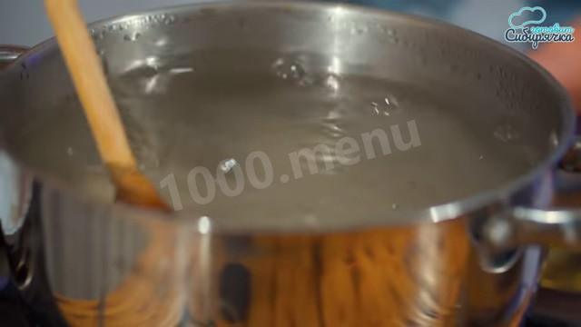 Шаг 5 приготовления Компот из ранеток с черноплодкой без стерилизации