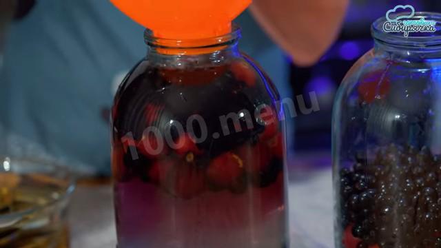 Шаг 7 приготовления Компот из ранеток с черноплодкой без стерилизации