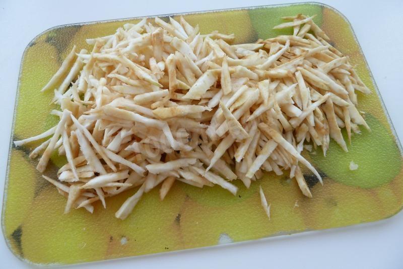 Шаг 2 приготовления Салат из корня сельдерея с грибами и курицей