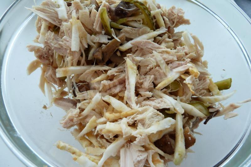 Шаг 7 приготовления Салат из корня сельдерея с грибами и курицей