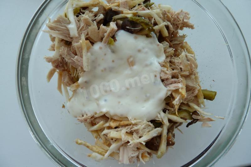 Шаг 8 приготовления Салат из корня сельдерея с грибами и курицей