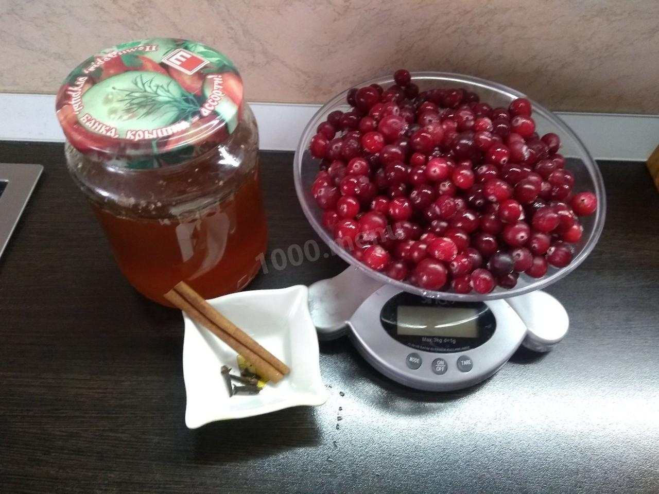 Шаг 1 приготовления Сбитень клюквенный