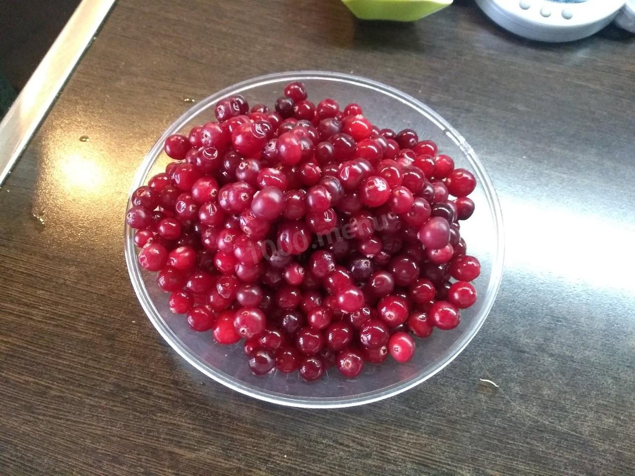 Шаг 2 приготовления Сбитень клюквенный
