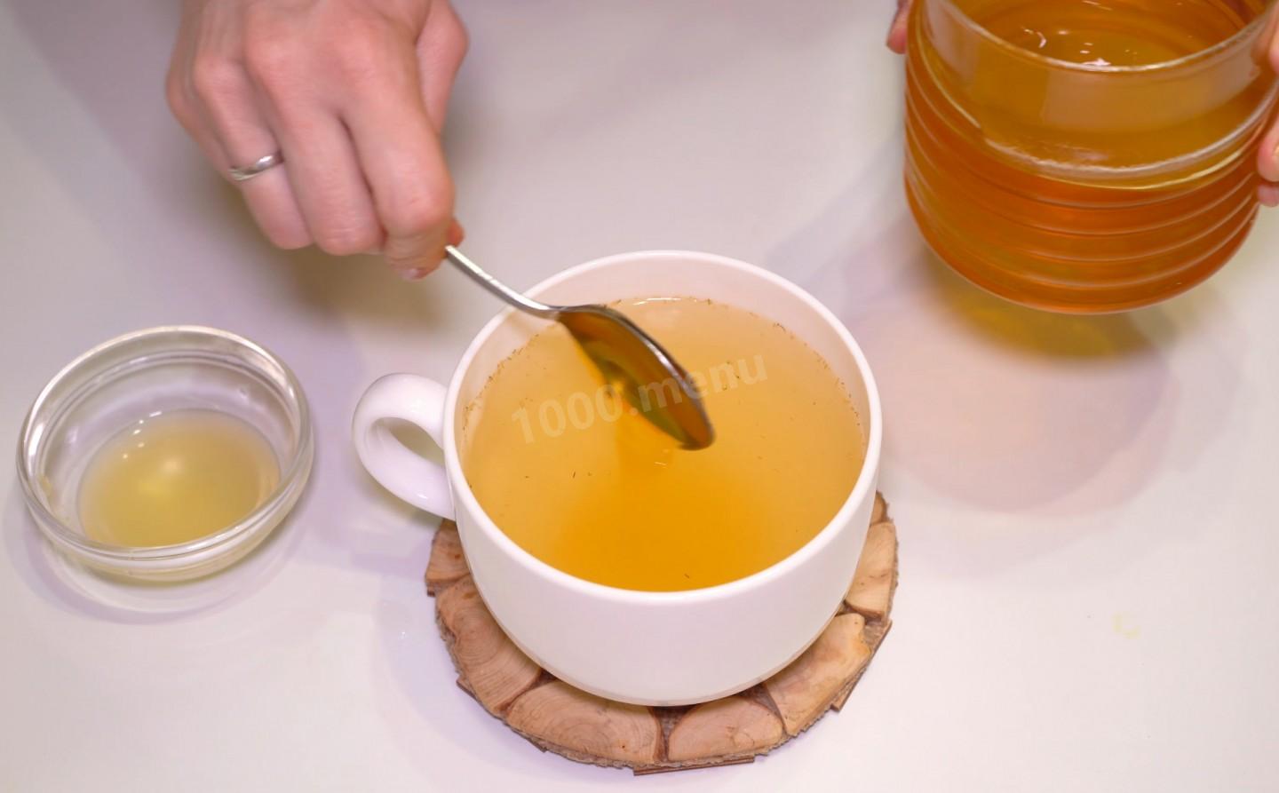Шаг 8 приготовления Вкусный и полезный  имбирный чай с лимоном и ромашкой