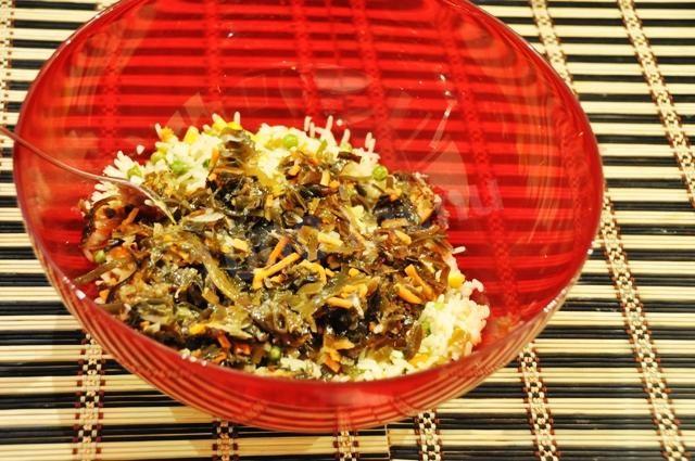 Шаг 5 приготовления Салат из морской капусты с кальмарами и овощами