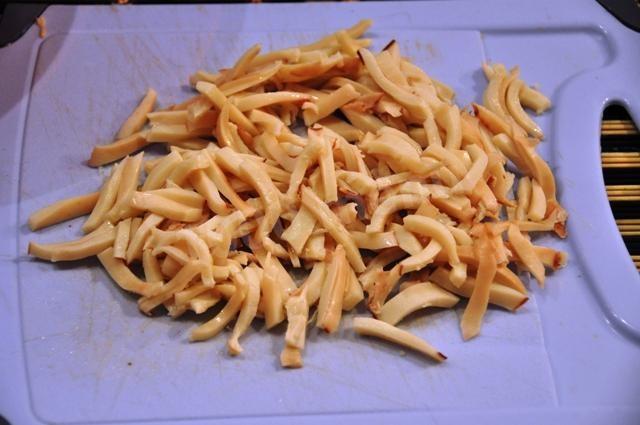 Шаг 7 приготовления Салат из морской капусты с кальмарами и овощами