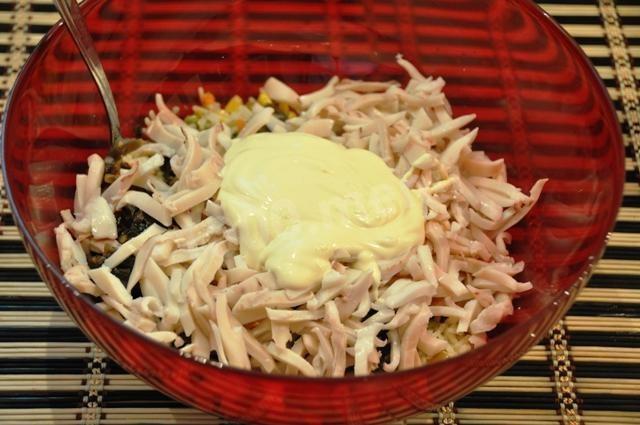 Шаг 8 приготовления Салат из морской капусты с кальмарами и овощами