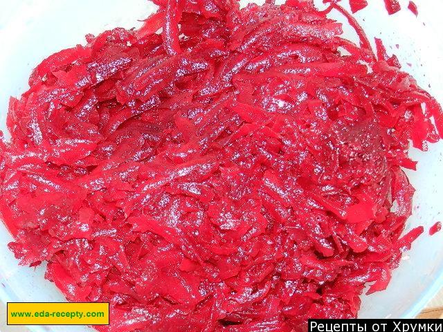 Шаг 2 приготовления салат Дружба с плавленным сыром чесноком и свеклой