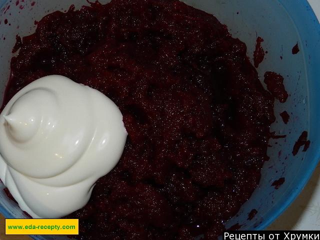 Шаг 6 приготовления салат Дружба с плавленным сыром чесноком и свеклой