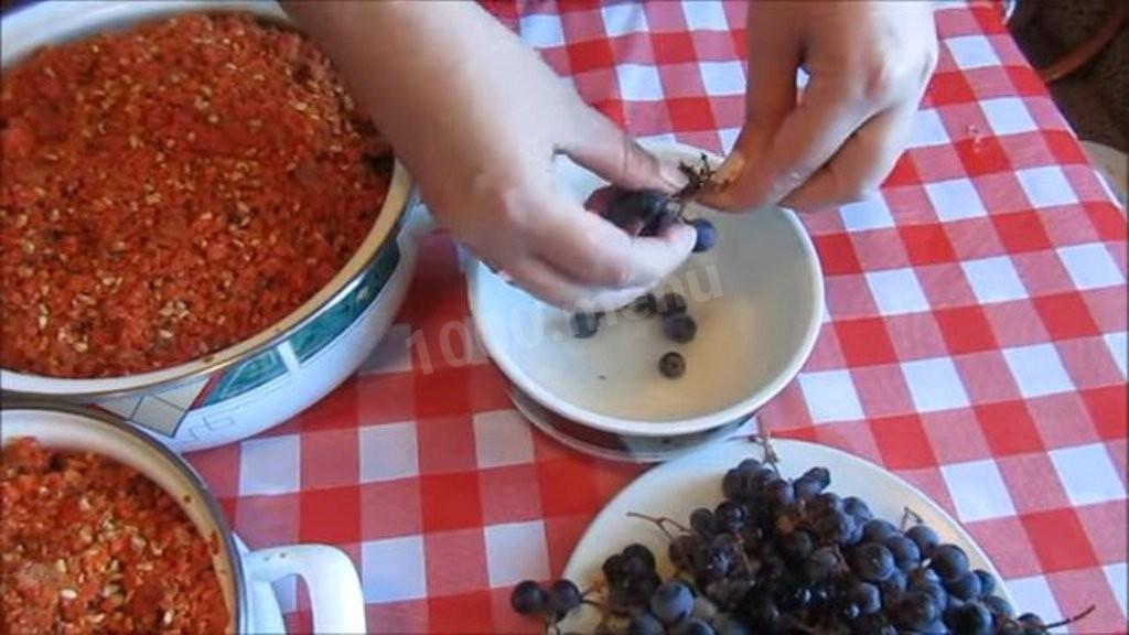 Шаг 2 приготовления Вино из шиповника