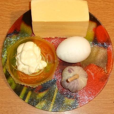 Шаг 1 приготовления Яйца с сыром и чесноком