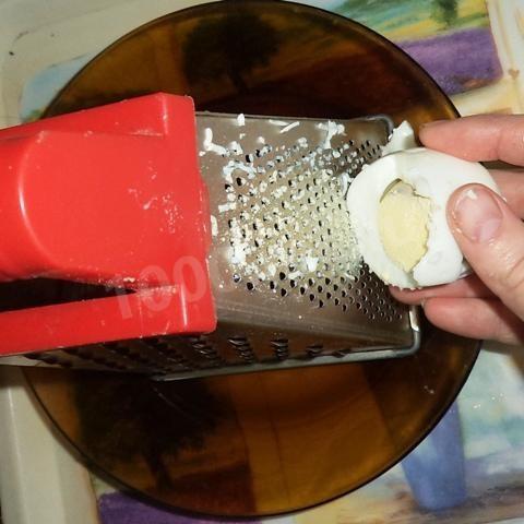 Шаг 2 приготовления Яйца с сыром и чесноком