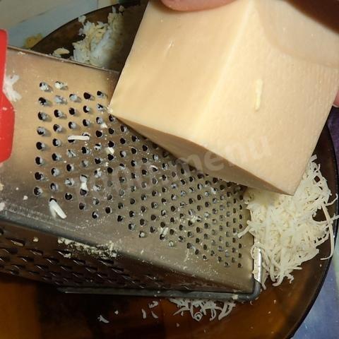 Шаг 3 приготовления Яйца с сыром и чесноком
