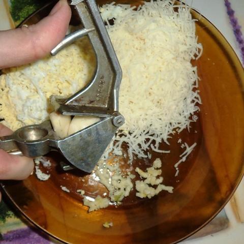 Шаг 4 приготовления Яйца с сыром и чесноком