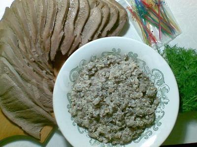 Шаг 11 приготовления Рулетики из языка
