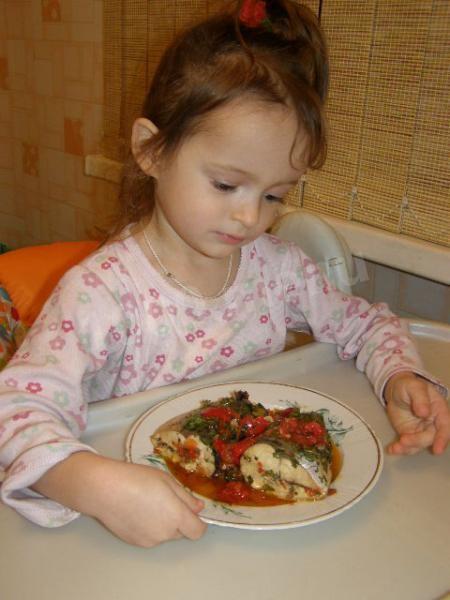 Шаг 11 приготовления Скумбрия с чесноком, болгарским перцем и томатной пастой