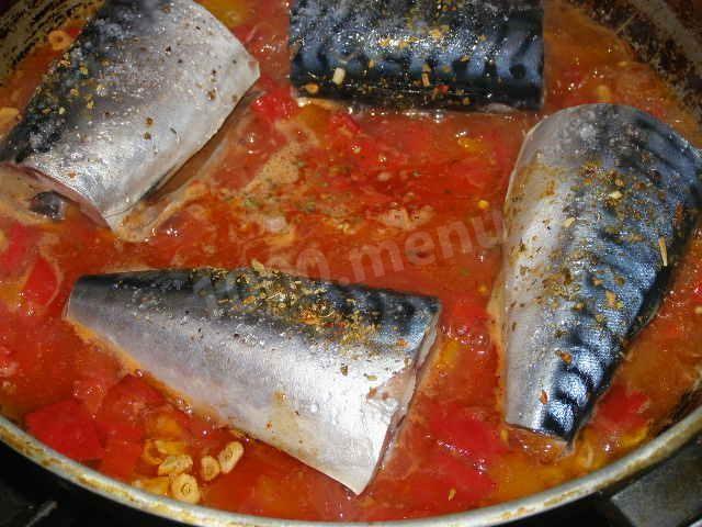 Шаг 8 приготовления Скумбрия с чесноком, болгарским перцем и томатной пастой