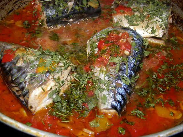 Шаг 9 приготовления Скумбрия с чесноком, болгарским перцем и томатной пастой