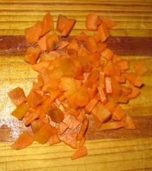 Шаг 4 приготовления Гороховая каша с огурцами морковью и мускатным орехом