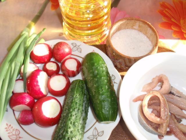 Шаг 1 приготовления Салат с вареной рыбой, огурцами, редисом